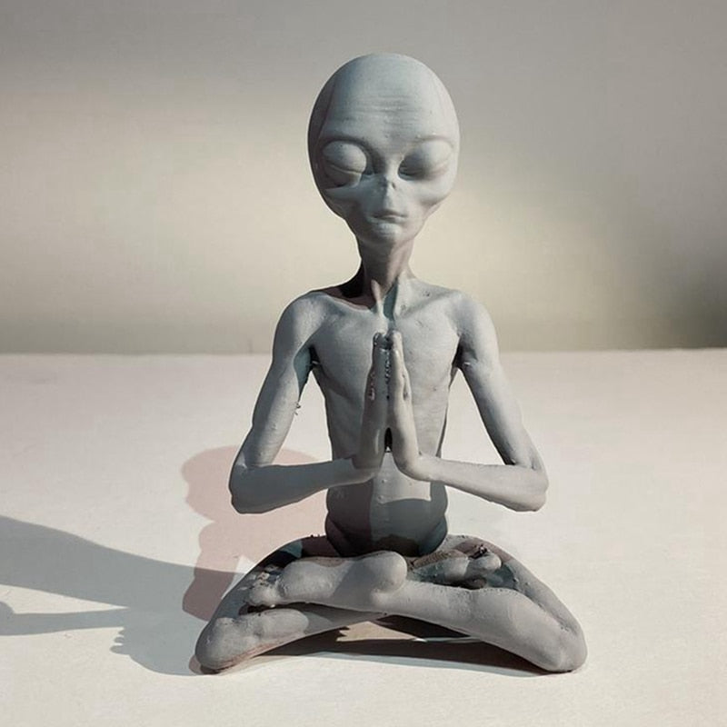 SC Meditating Alien Statue Mini Resin Ornament Alien Garden Home Office Yard Art Decor For Indoor Outdoor