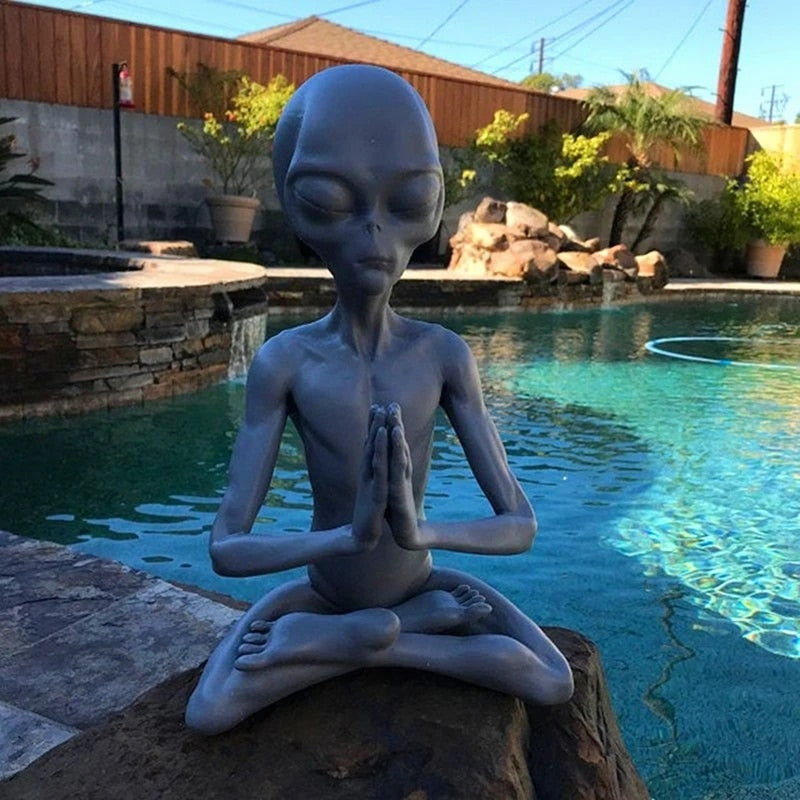 SC Meditating Alien Statue Mini Resin Ornament Alien Garden Home Office Yard Art Decor For Indoor Outdoor